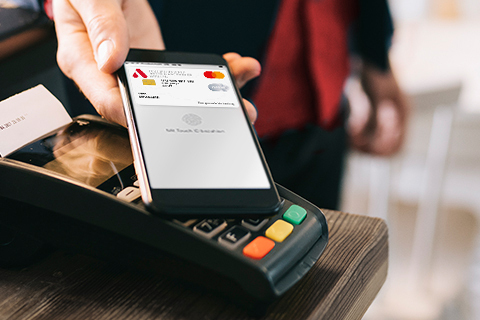 Debitkarte in Smartphone