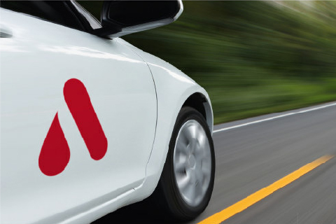 Weißes Auto mit Logo-Icon 
