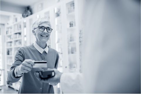 Frau, die mit Karte bezahlt
