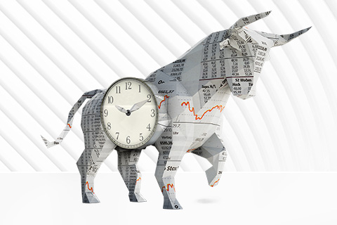 aus Zeitungspapier gefaltener Stier mit eingebauter Uhr